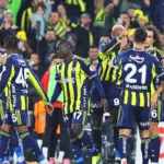 players congratulating each other during the league match between Fenerbahçe and Gençlerbirliğiği