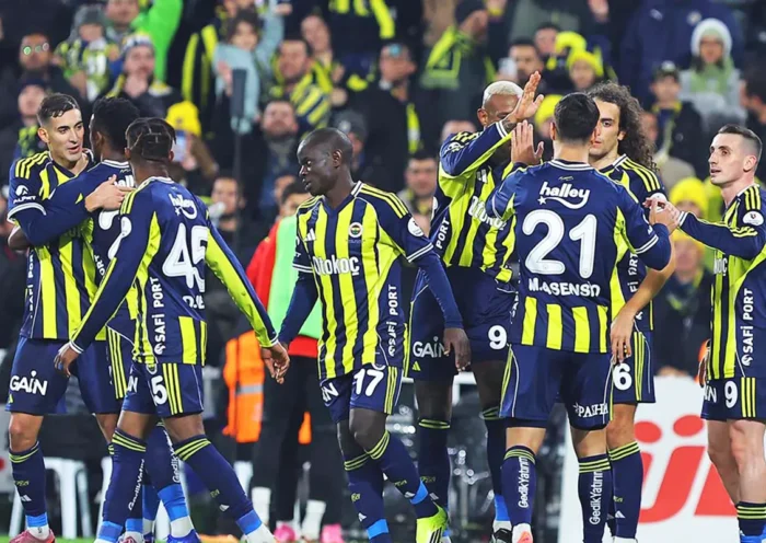 players congratulating each other during the league match between Fenerbahçe and Gençlerbirliğiği