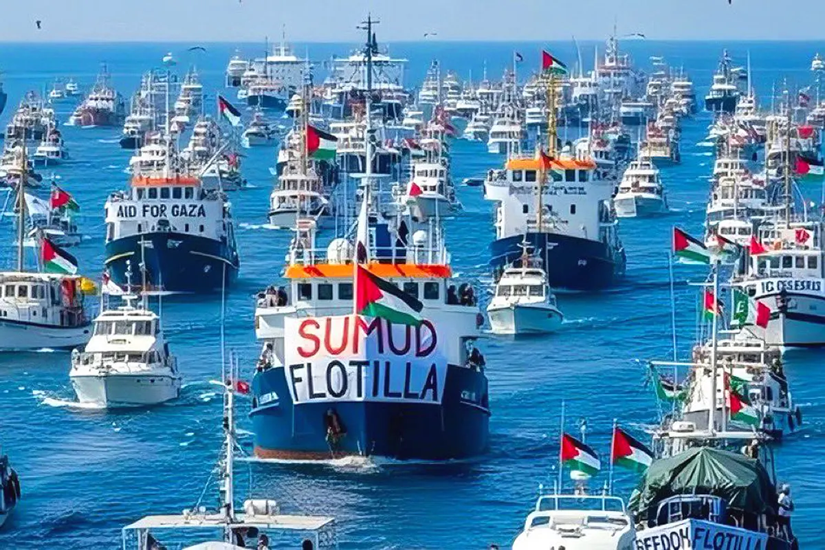 decenas de barcos en un convoy de la flotilla internacional Sumud rumbo a Gaza