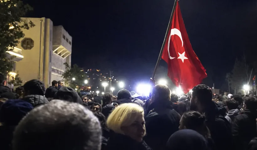 miles de personas participan en una marcha silenciosa en Hatay en el aniversario de los terremotos de 2023