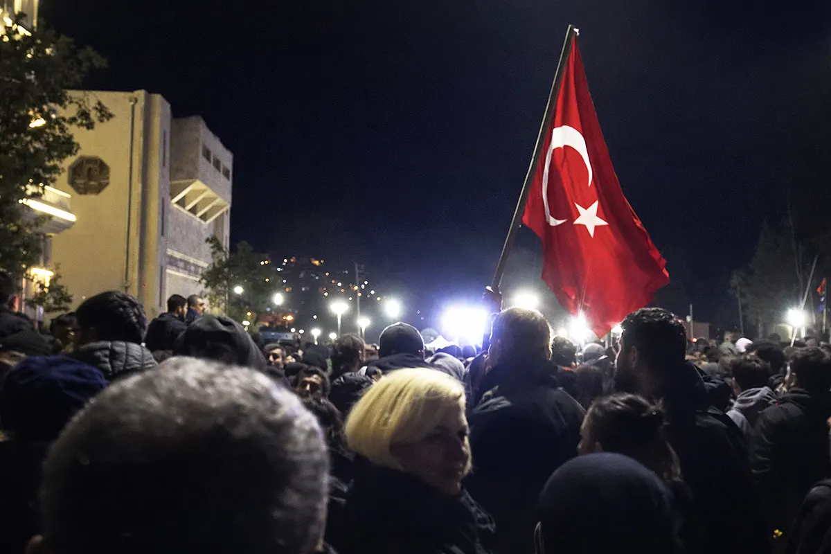 miles de personas participan en una marcha silenciosa en Hatay en el aniversario de los terremotos de 2023