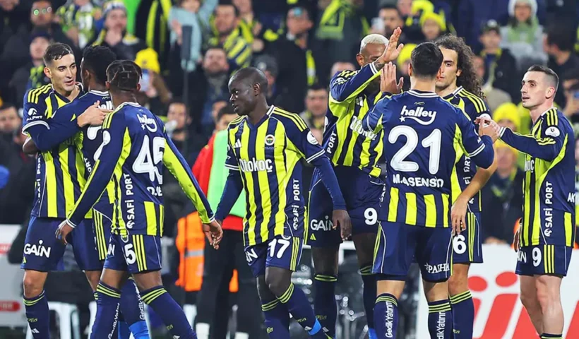 jugadores felicitándose durante el partido de liga entre el Fenerbahçe y el Gençlerbirliği