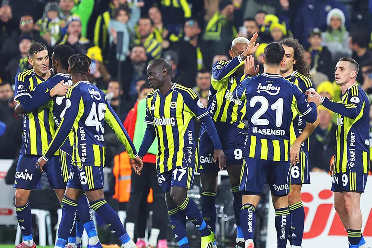 jugadores felicitándose durante el partido de liga entre el Fenerbahçe y el Gençlerbirliği