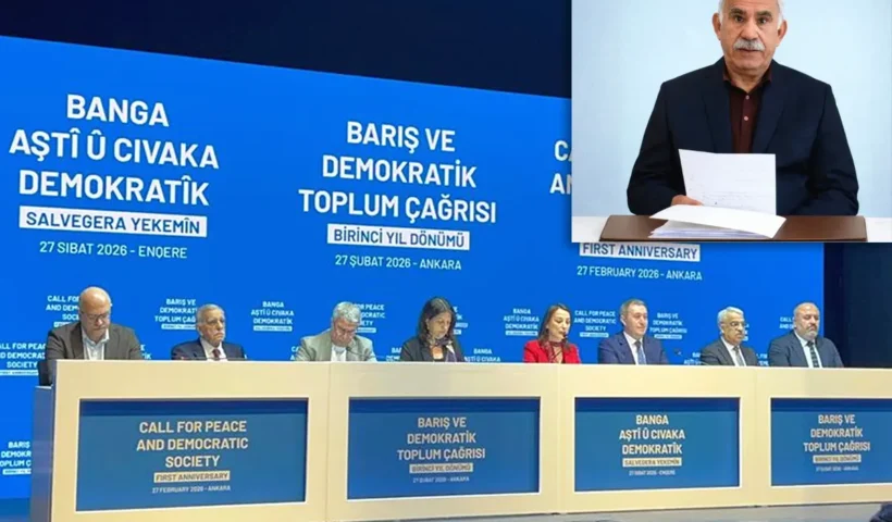 representantes del partido prokurdo DEM leen un mensaje de Öcalan sobre un escenario durante un acto celebrado en Ankara