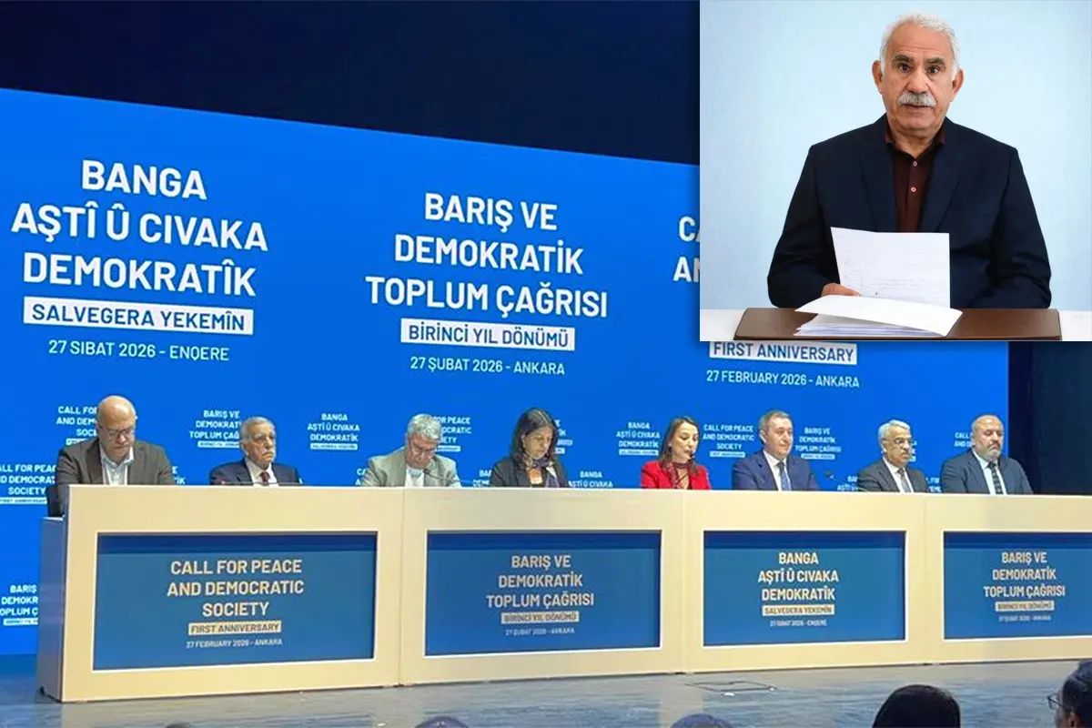 representantes del partido prokurdo DEM leen un mensaje de Öcalan sobre un escenario durante un acto celebrado en Ankara