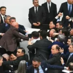 diputados del AKP y el CHP se enfrentan a golpes en el parlamento turco