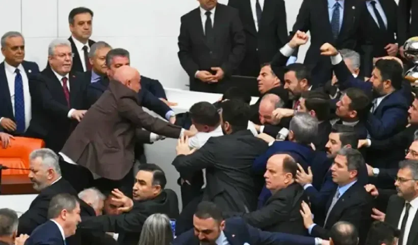 diputados del AKP y el CHP se enfrentan a golpes en el parlamento turco