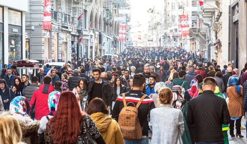Población en Estambul: cientos de personas caminando por la famosa Avenida Istiklal