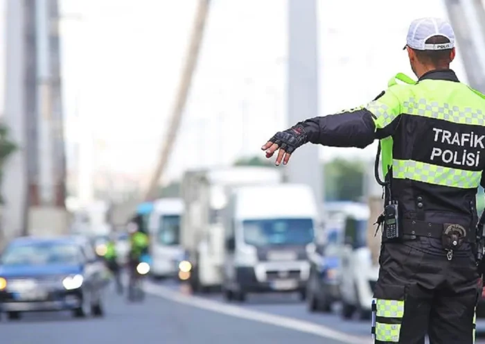 un policía de tráfico turco ordenando parar a un vehículo en uno de los puentes que cruzan el Bósforo en Estambul