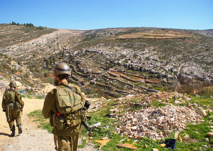 soldados israelíes patrullan por tierras de Cisjordania