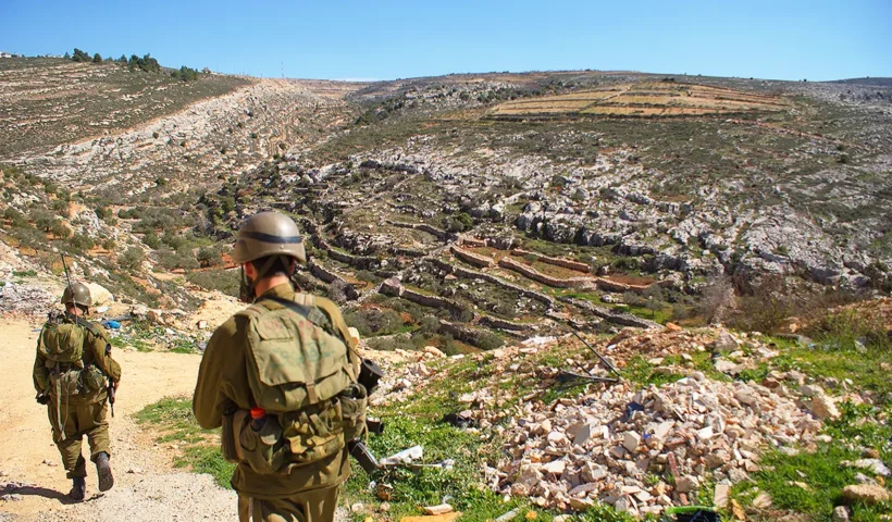 soldados israelíes patrullan por tierras de Cisjordania