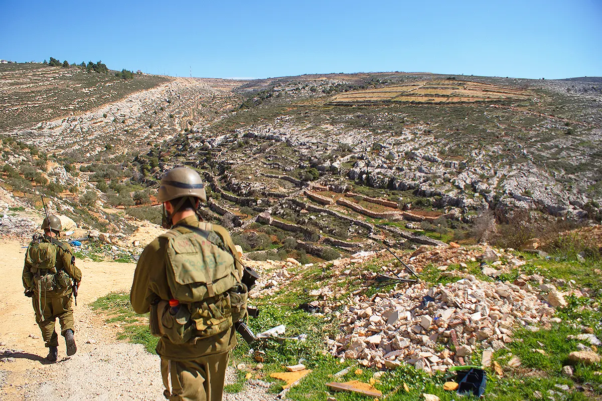 soldados israelíes patrullan por tierras de Cisjordania