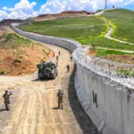 soldados turcos patrullan junto al muro fronterizo que separa Turquía e Irán