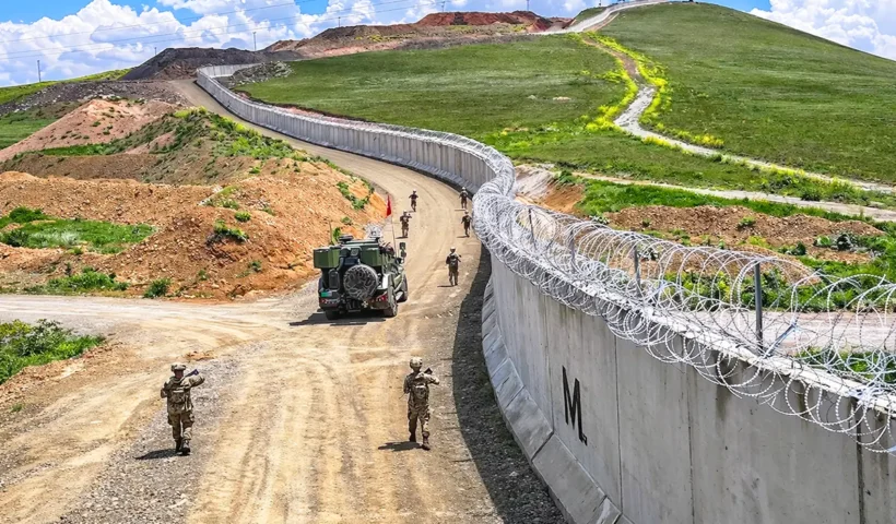 soldados turcos patrullan junto al muro fronterizo que separa Turquía e Irán