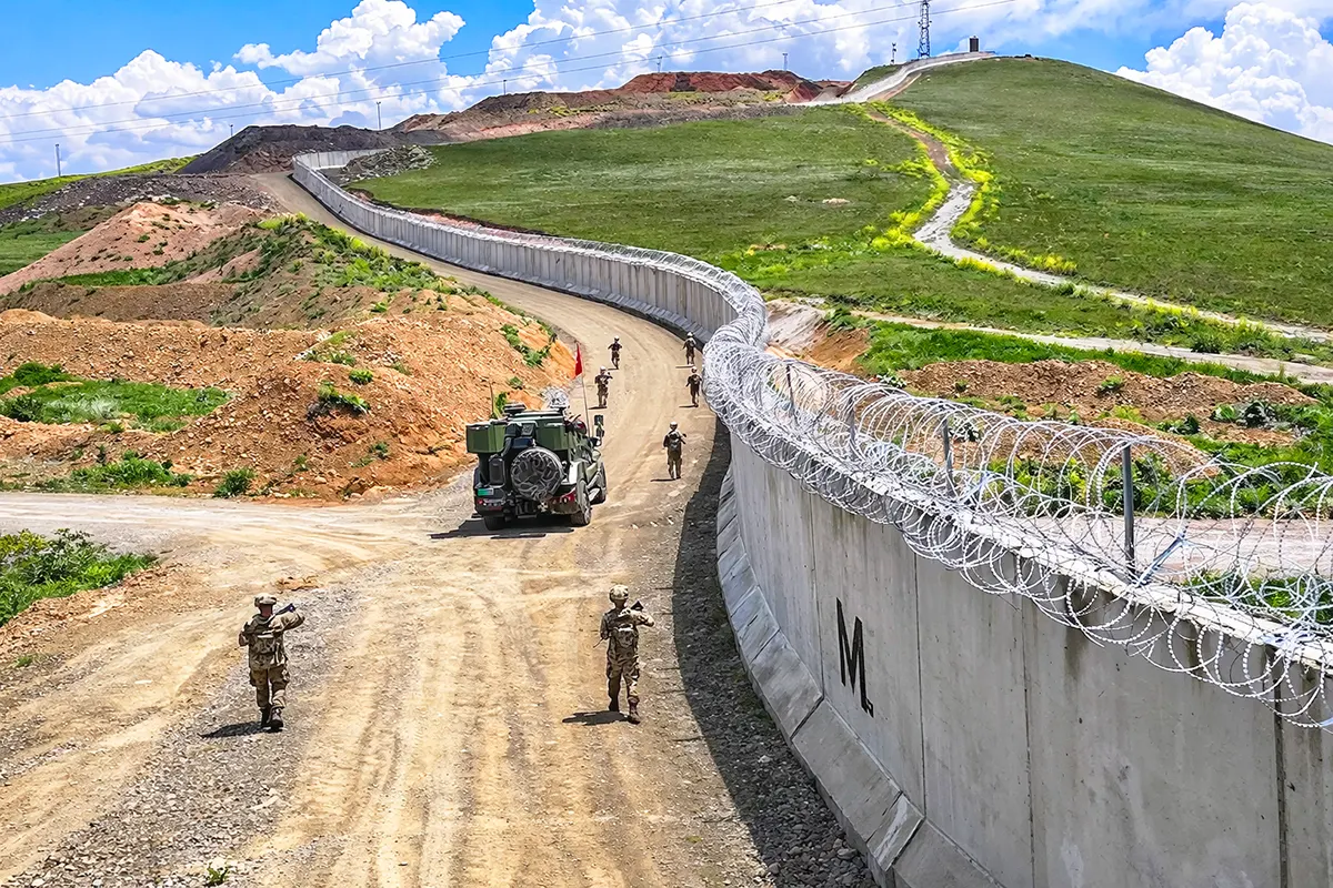 soldados turcos patrullan junto al muro fronterizo que separa Turquía e Irán