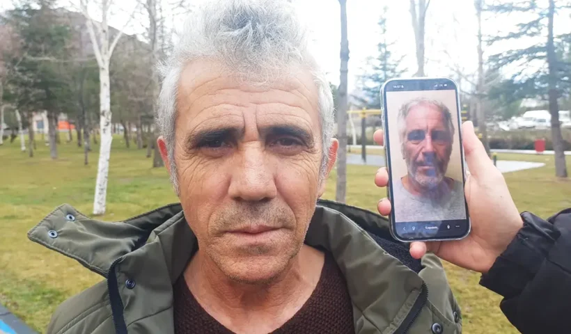 Rıfat Özdemir, un ciudadano turco, aparece en primer plano junto a una foto mostrada en un móvil de Jeffrey Epstein, con el que guarda un gran parecido