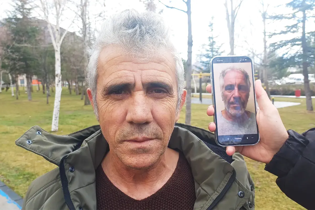 Rıfat Özdemir, un ciudadano turco, aparece en primer plano junto a una foto mostrada en un móvil de Jeffrey Epstein, con el que guarda un gran parecido