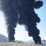 columnas de humo negro ascienden desde unas instalaciones petrolíferas en la ciudad portuaria de Fujairah, en Emiratos Árabes Unidos, tras un ataque de Irán