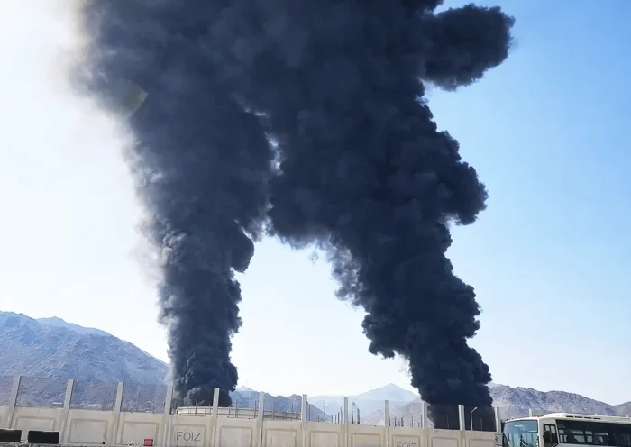 columnas de humo negro ascienden desde unas instalaciones petrolíferas en la ciudad portuaria de Fujairah, en Emiratos Árabes Unidos, tras un ataque de Irán