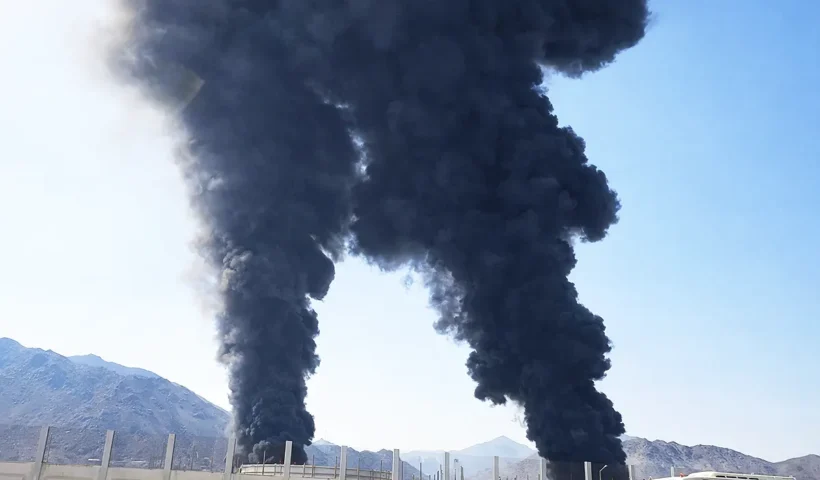 columnas de humo negro ascienden desde unas instalaciones petrolíferas en la ciudad portuaria de Fujairah, en Emiratos Árabes Unidos, tras un ataque de Irán