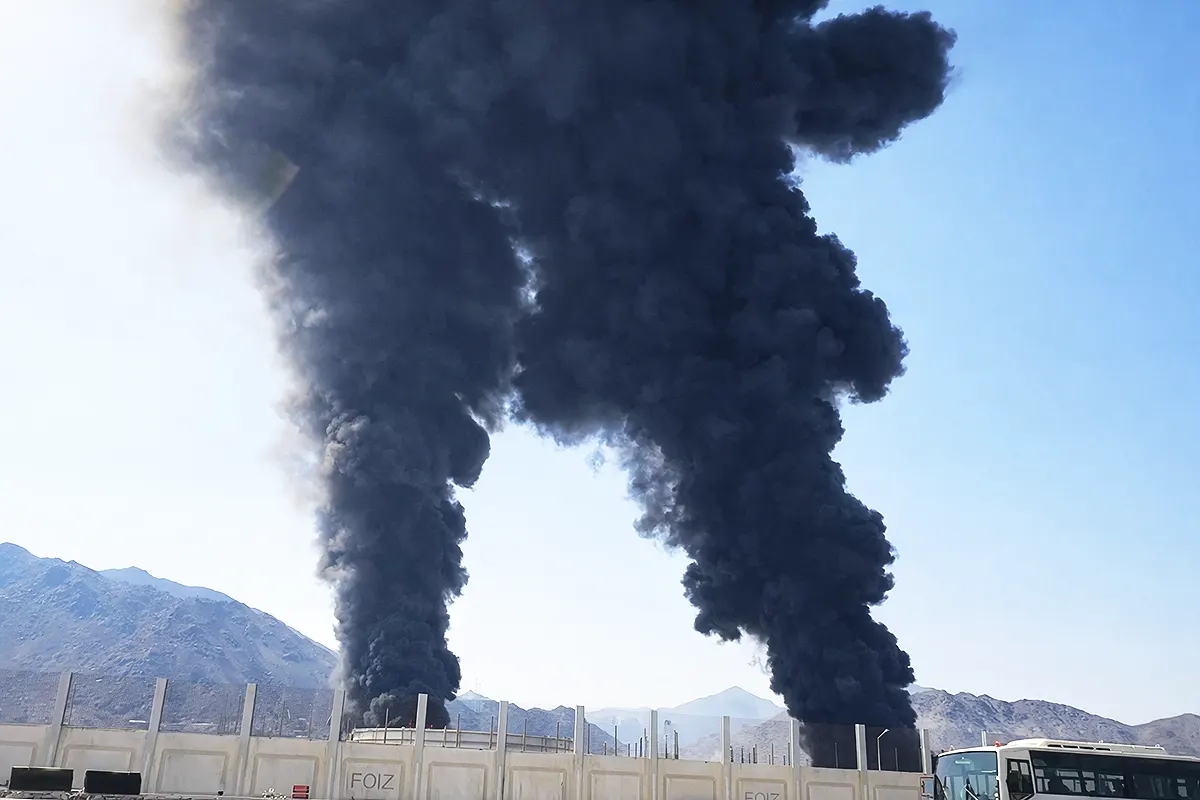 columnas de humo negro ascienden desde unas instalaciones petrolíferas en la ciudad portuaria de Fujairah, en Emiratos Árabes Unidos, tras un ataque de Irán