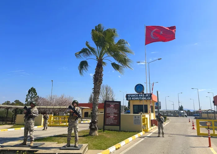 varios soldados turcos montan guardia a la entrada de la base aérea de İncirlik, en Adana