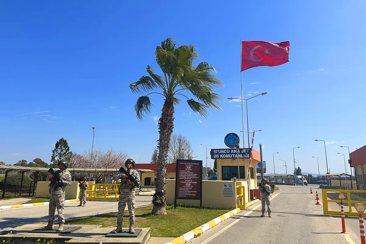 varios soldados turcos montan guardia a la entrada de la base aérea de İncirlik, en Adana