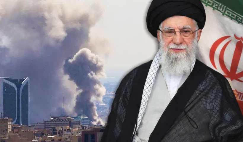 imagen del ayatolá Alí Jamenei, junto a una bandera de Irán, muerto en los bombardeos de EE.UU. e Israel