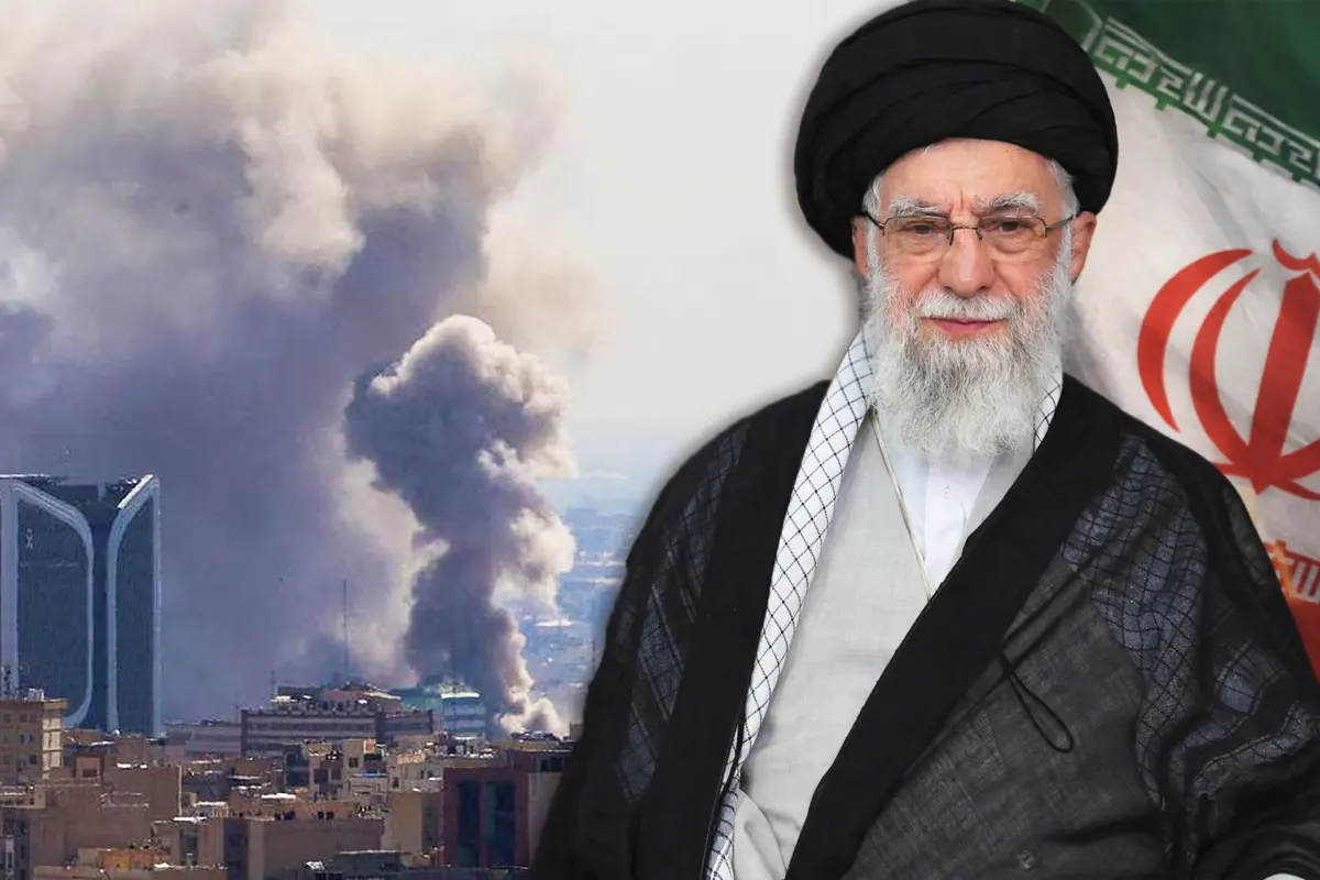 imagen del ayatolá Alí Jamenei, junto a una bandera de Irán, muerto en los bombardeos de EE.UU. e Israel