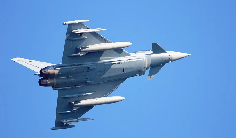 un caza de combate Eurofighter Typhoon de Alemania maniobrando en el aire mostrando la parte inferior del fuselaje