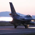 un avión de combate F-16 del ejército turco despegando en el crepúsculo con su motor a reacción a plena potencia