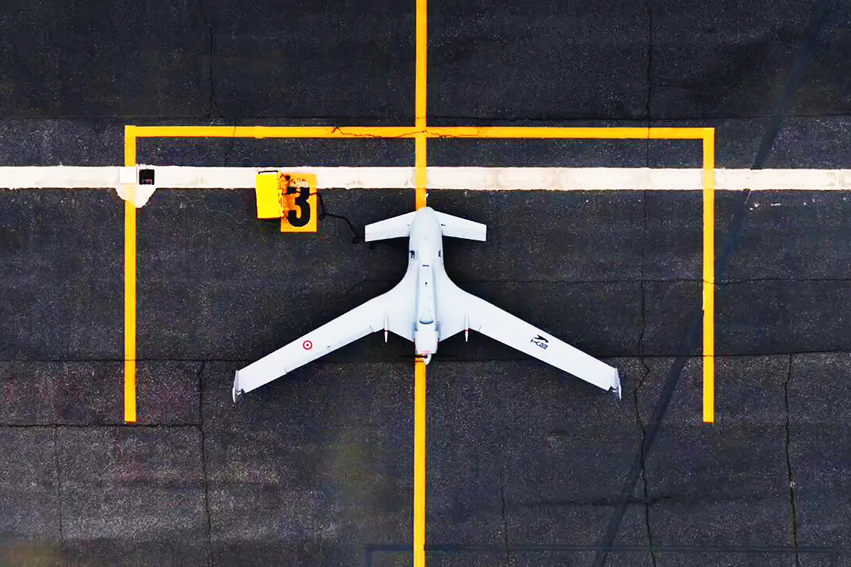 imagen desde el aire del dron kamikaze turco Baykar K, dispuesto sobre una pista de despegue