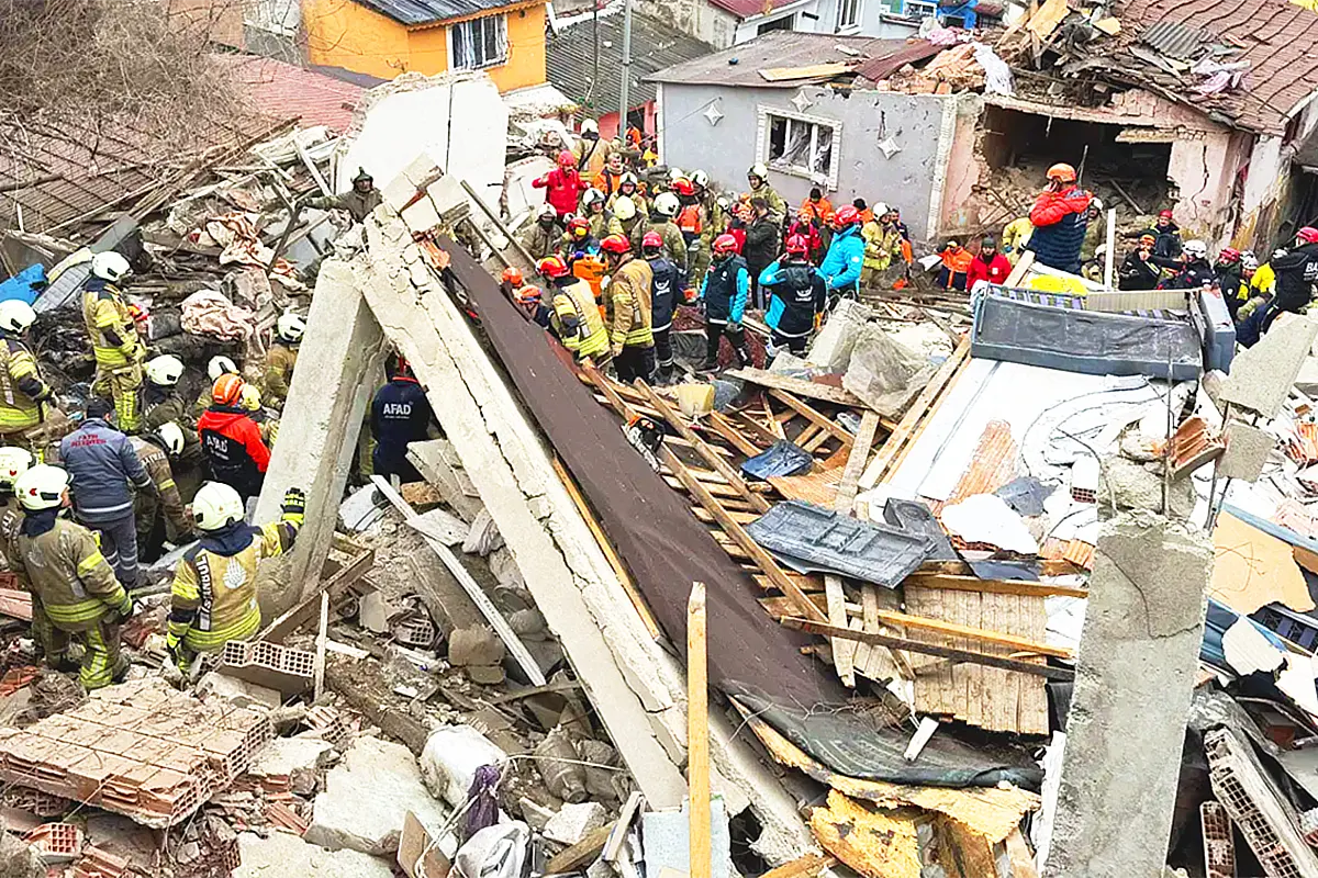 decenas de miembros de equipos de rescate trabajan entre los restos de edificios en ruinas