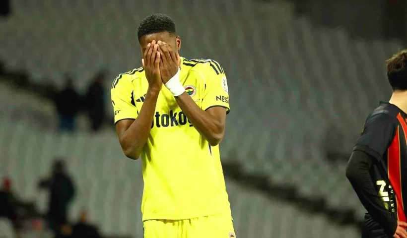 A Fenerbahçe player throws his hands to his face in despair next to a Karagümrük player.