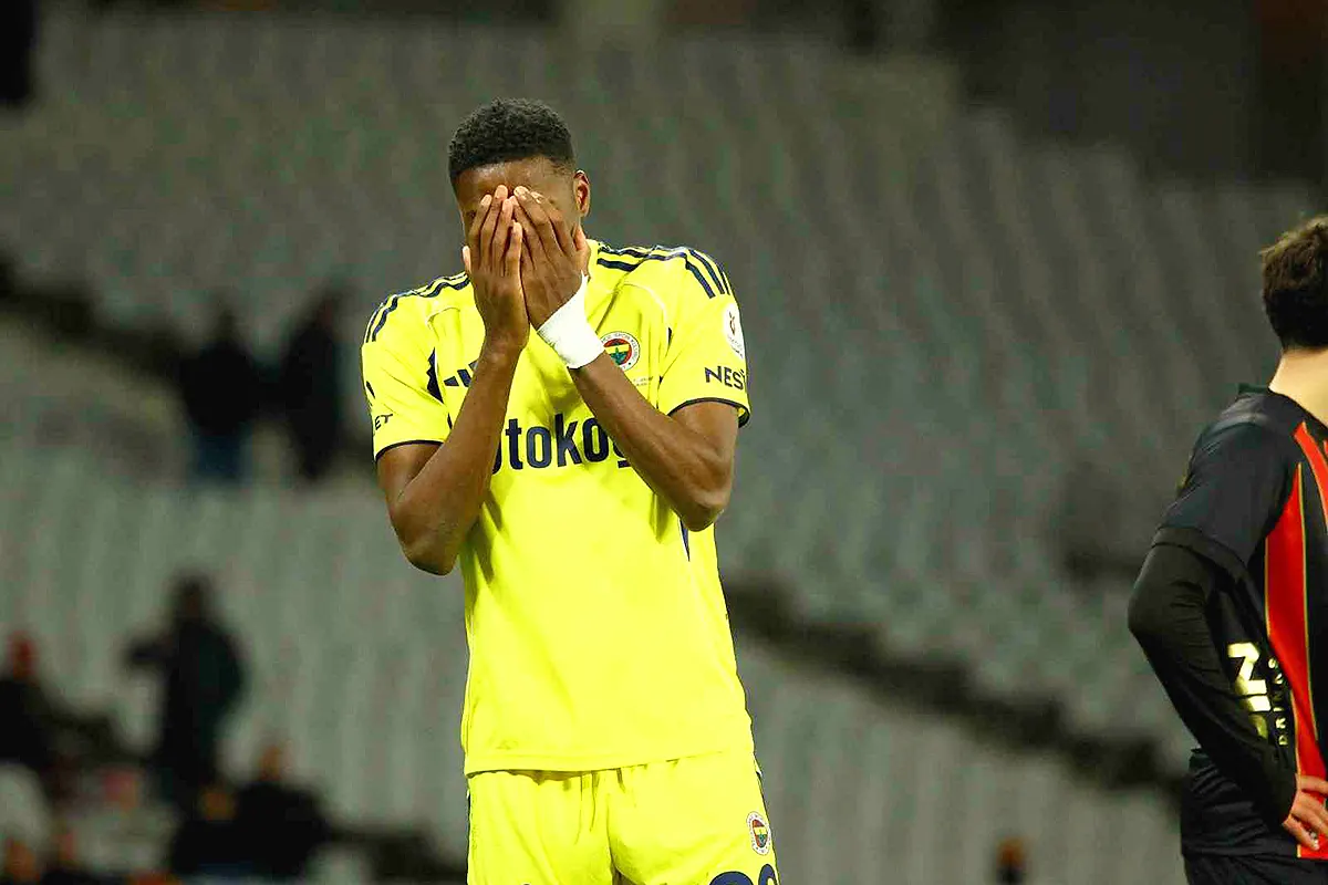 Un jugador del Fenerbahçe se echa las manos a la cara en gesto de desesperación junto a un jugador del Karagümrük
