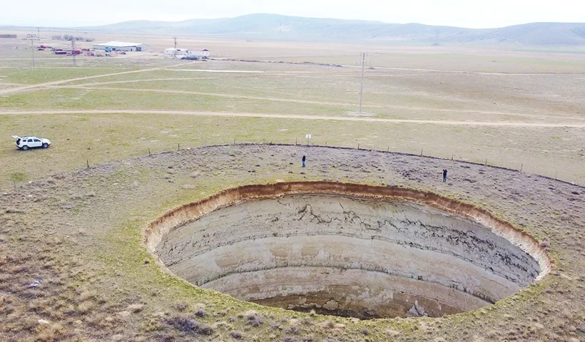 a giant hole several tens of metres in diameter in the middle of a plain in Konya, Turkey