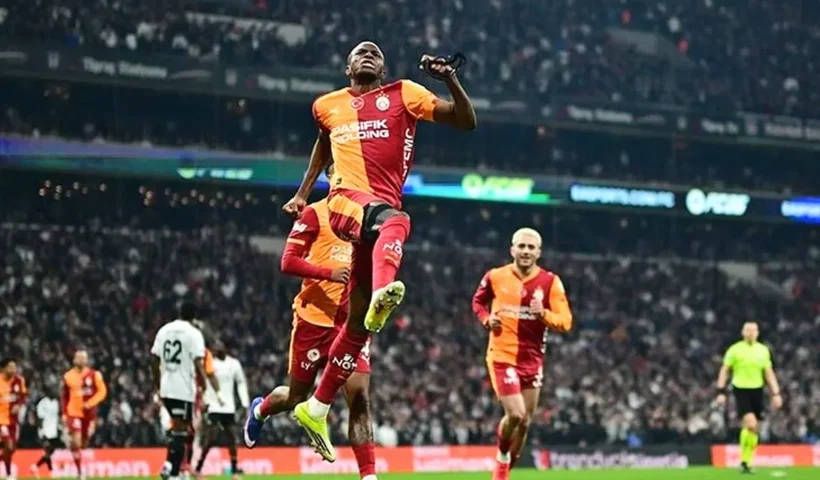 Osimhen celebra su gol en un estadio lleno de público durante el derbi entre el Galatasaray y el Beşiktaş