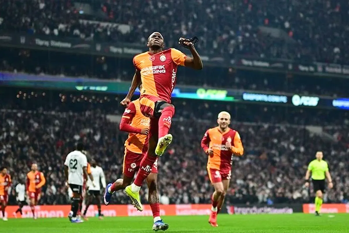 Osimhen celebra su gol en un estadio lleno de público durante el derbi entre el Galatasaray y el Beşiktaş