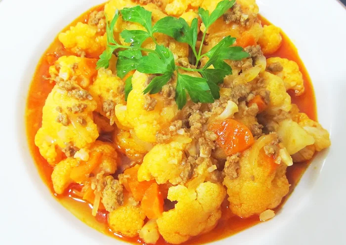 a plate of kıymalı karnabahar (cauliflower with minced meat)
