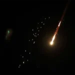 sobre el fondo del cielo negro, se observa el rastro de un misil interceptado sobre Turquía