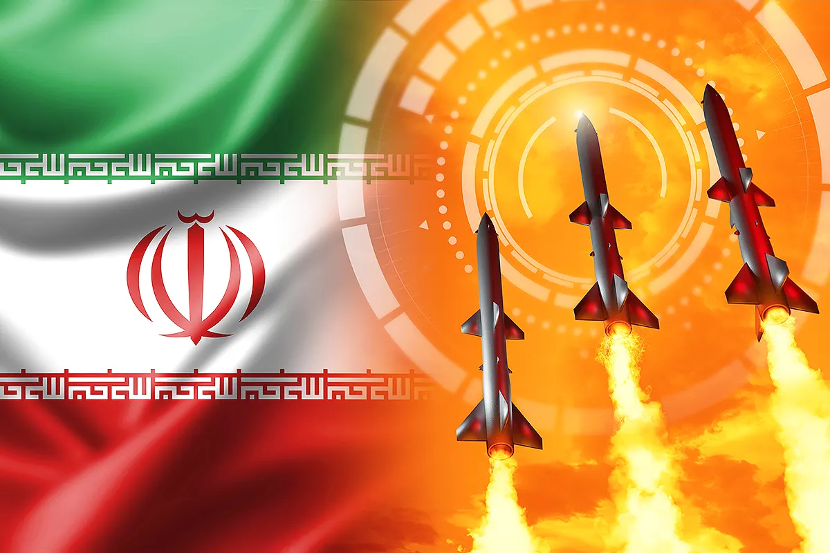 tres misiles lanzados contra un objetivo junto a una bandera de Irán