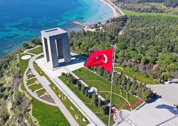 vista aérea del gigantesco monumento a los mártires de Çanakkale (Galípoli)