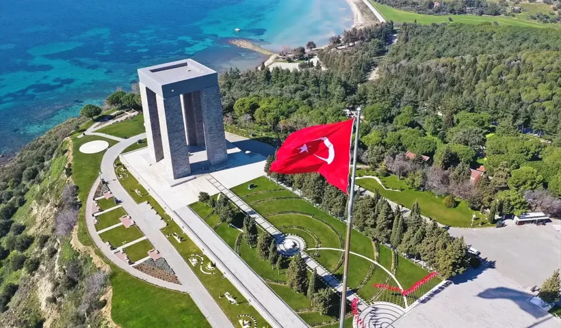 vista aérea del gigantesco monumento a los mártires de Çanakkale (Galípoli)