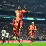 Osimhen celebrates his goal in front of a packed stadium during the derby between Galatasaray and Beşiktaş.