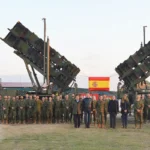 militares españoles junto a un sistema de defensa Patriot y a las banderas de España y Turquía