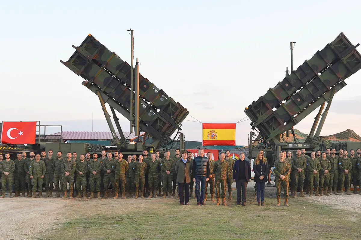 Spanish military alongside a Patriot defence system and the flags of Spain and Turkey.