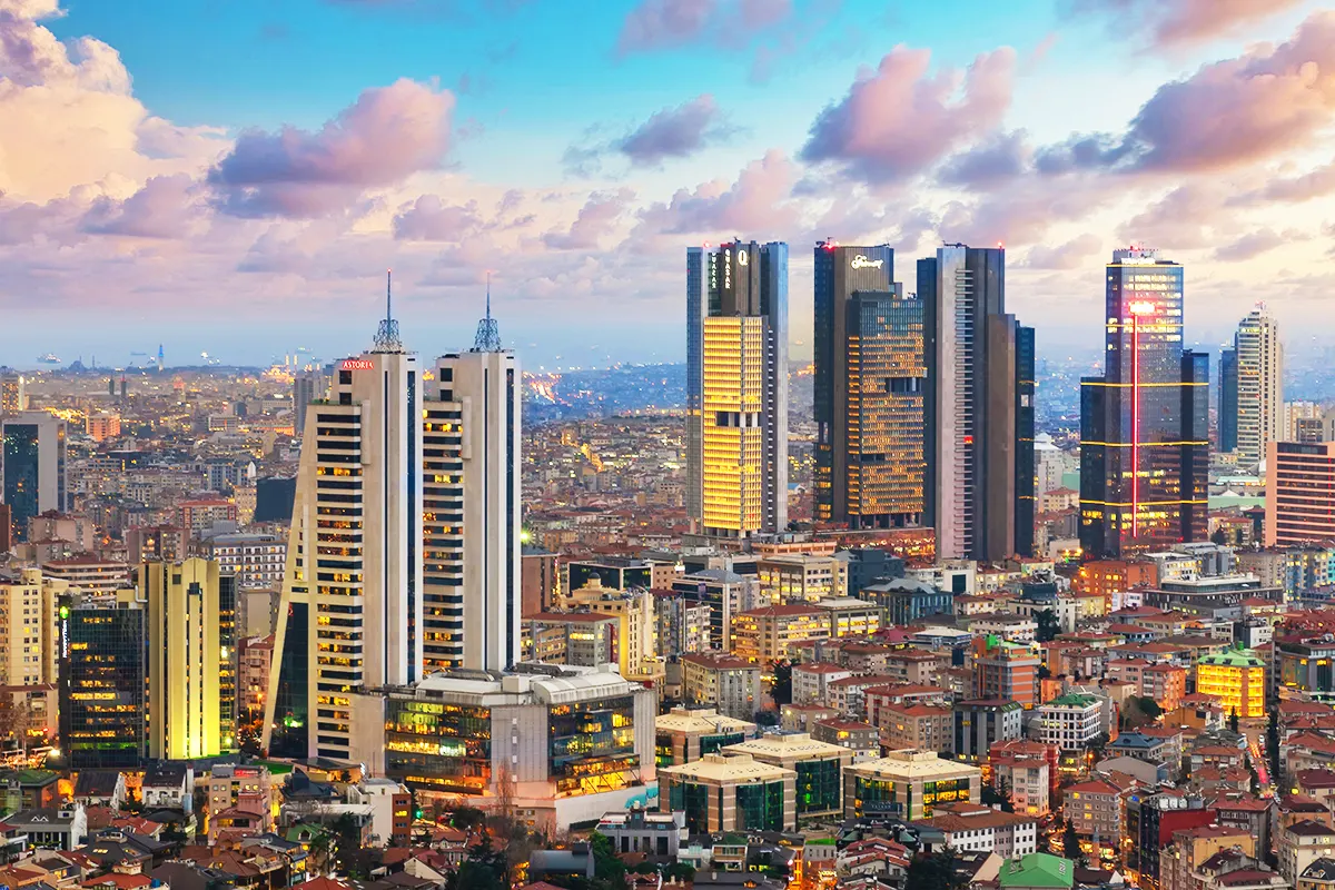 imagen de unos rascacielos en el barrio de Levent, Estambul, iluminados al anochecer