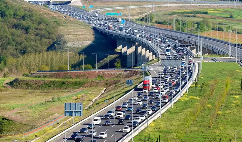 A branch of a motorway in Turkey that is clogged with traffic.