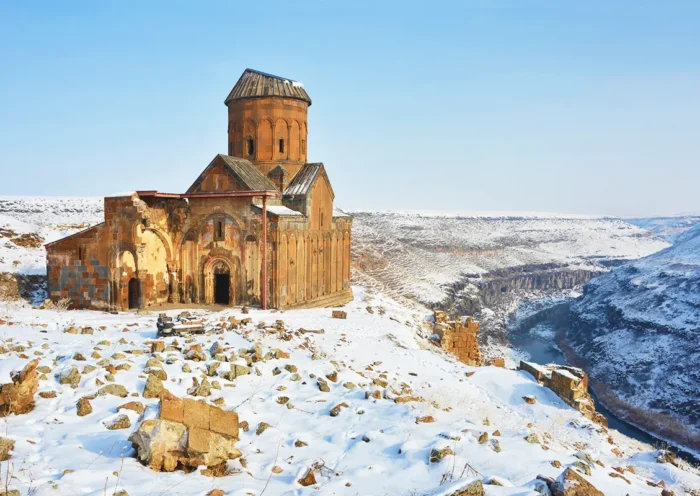 La antigua iglesia de San Gregorio en las ruinas de Ani, rodeada de nieve y junto a un barranco en la frontera entre Turquía y Armenia