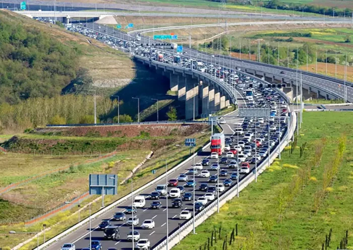 un ramal de una autopista en Turquía colapsada de vehículos por el tráfico